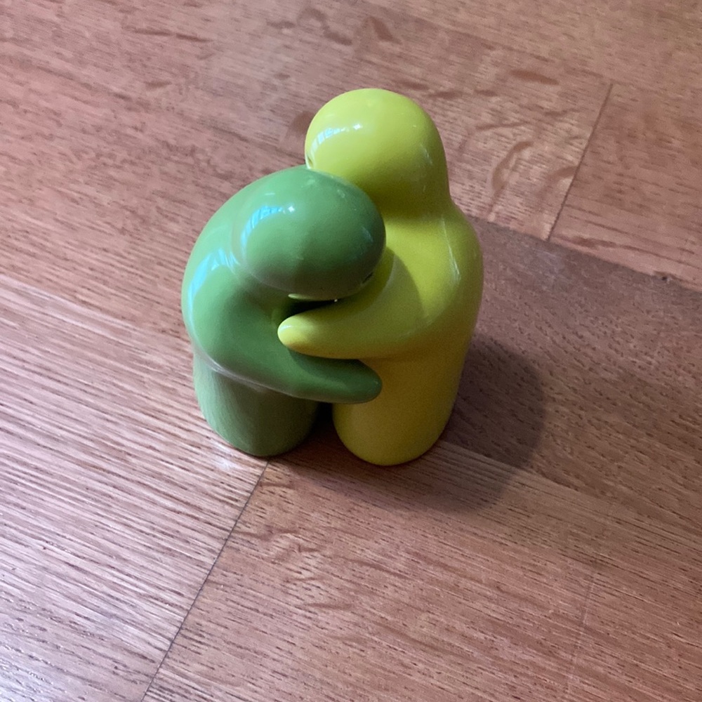 🌸5/$20 Hugging salt and pepper shakers